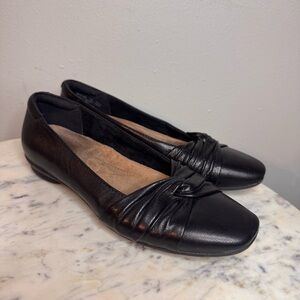 Clarks Artisan Flats Size 7 M black 
Shoes Leather comfort MAKE ME AN OFFER!